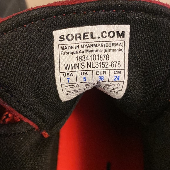 Red Sorel waterproof duck style boots - Picture 5 of 8